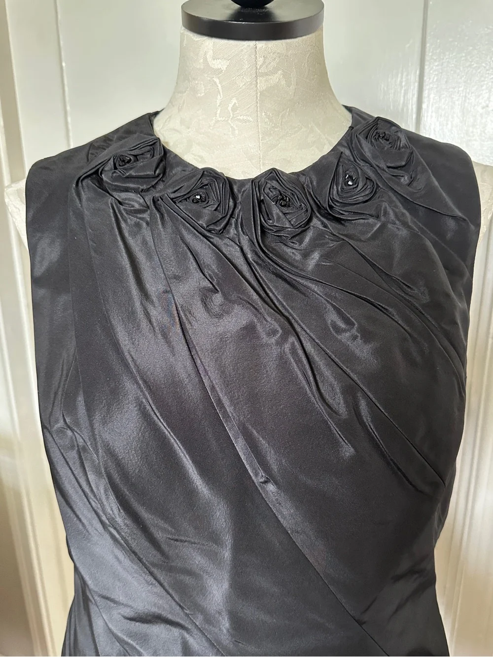 Carmen Marc Valvo Collection Black Silk Rosette Sleeveless Blouse Top Size 14 - Picture 6 of 13